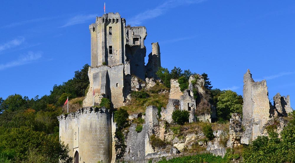 Château de Lavardin : Histoire et architecture d’une forteresse médiévale