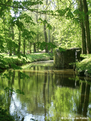 Douve et vestige tourelle château fort