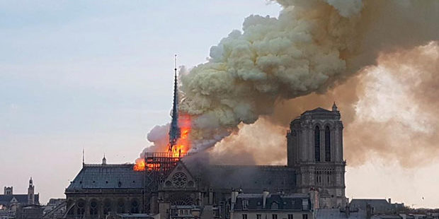 cathédrale notre dame de paris en feu