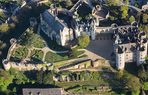 Vue-aérienne-château-de-Montreuil-Bellay
