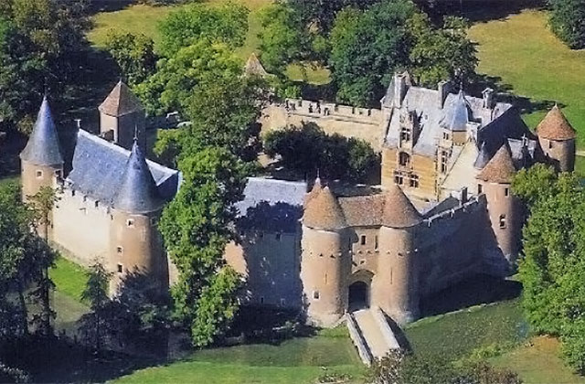 Château d’Ainay-le-Vieil : Histoire, architecture et visite dans le Cher
